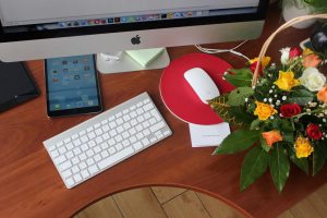 office-table-with-flower-bouquet
