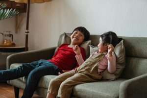 Chilldrens sitting on the couch
